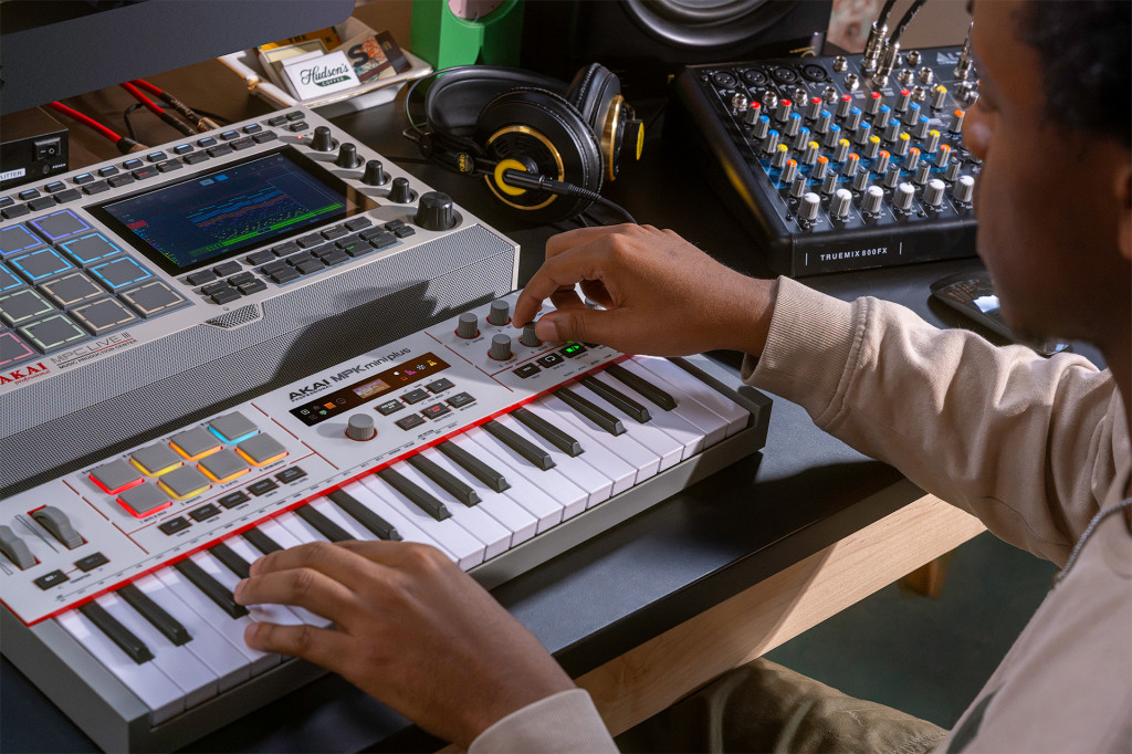 Az Akai MPK mini plus II billentyűin játszó zenész, háttérben MPC munkaállomással